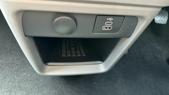 Volkswagen Transporter T32 Swb Diesel 2.0 TDI 170 Commerce Pro Kombi Van Auto [5 Plus] - Image 43
